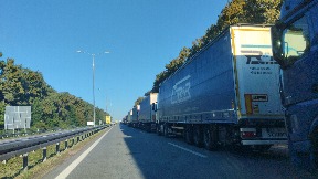 Kamioni čekaju četiri sata